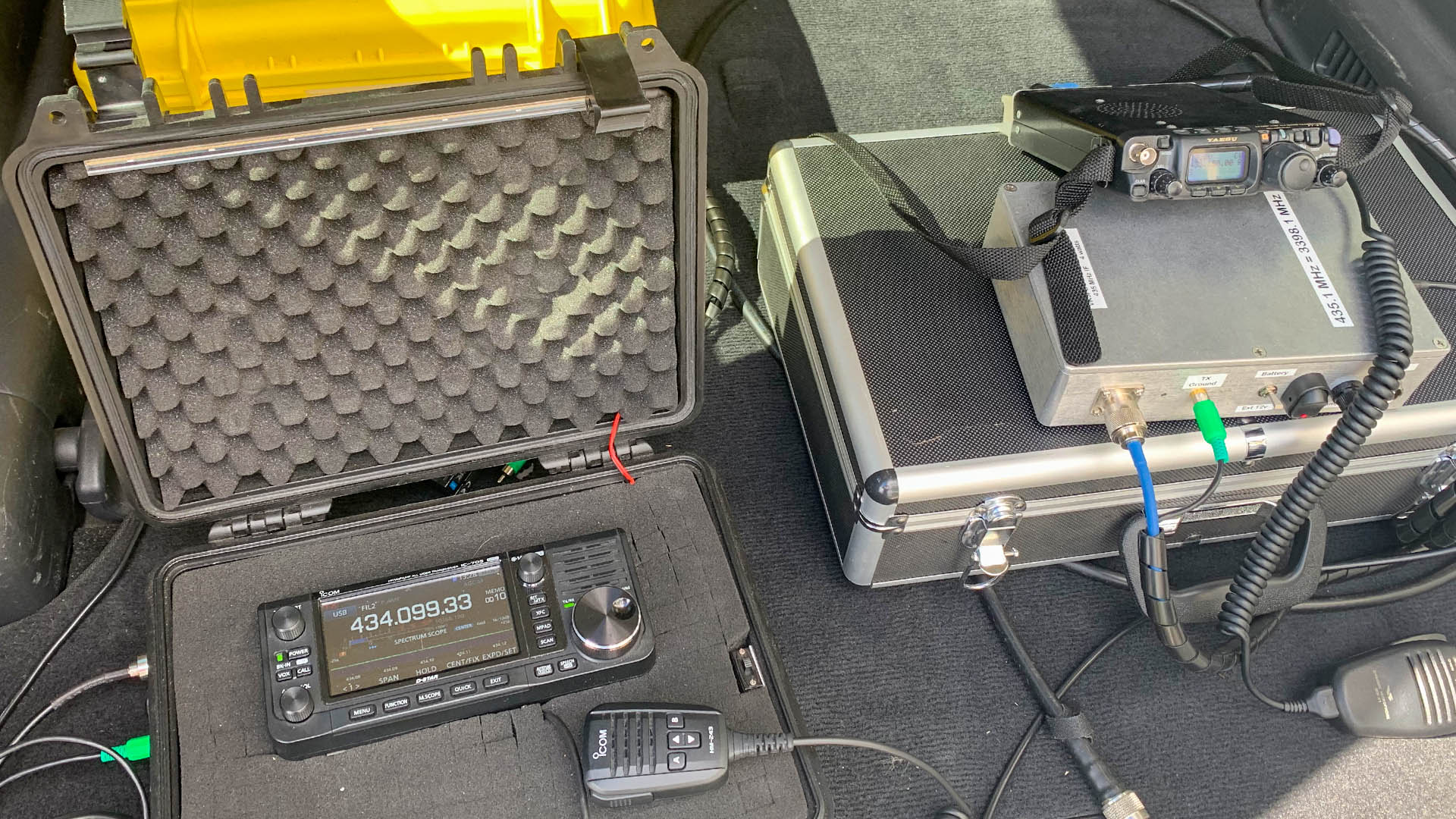Picture of 10 GHz and 3.4 GHz setup in the back of the VK3FS car.